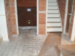entree met toilet en inpandige vluchttrap